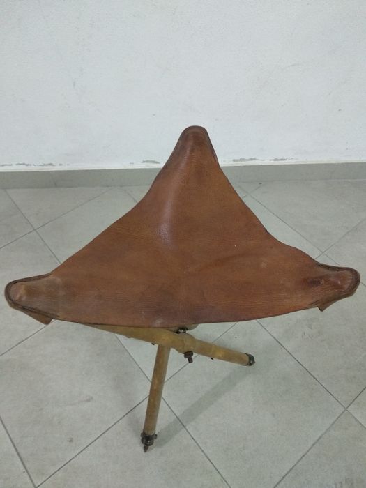 Banco de caça em couro e madeira