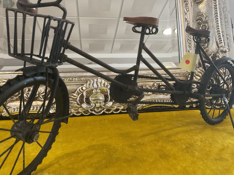 Bicicleta metal dois assentos brinquedo e decoração