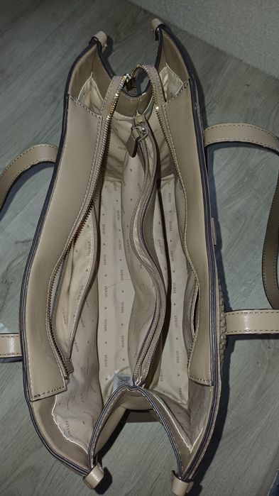 Mala GUESS Silvana entrançada 
Shopper Silvana entrançada
Shopper Silv