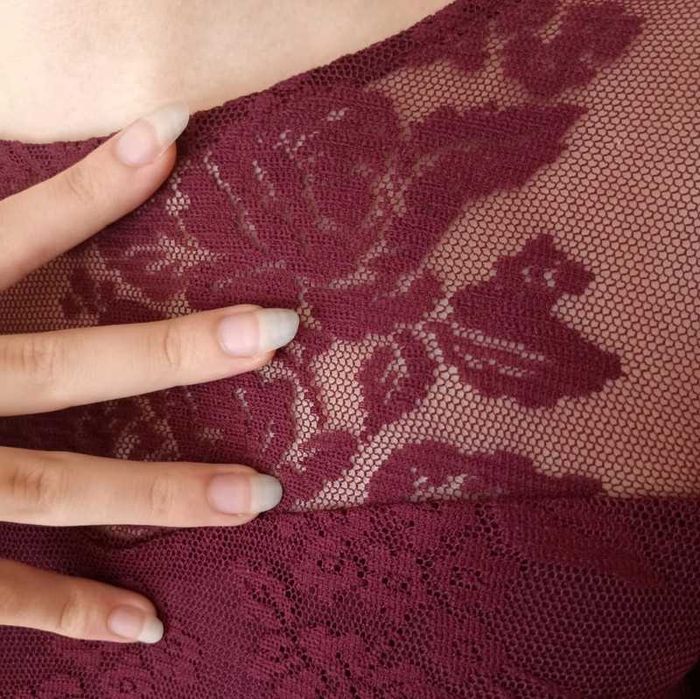 Vestido com renda bordo