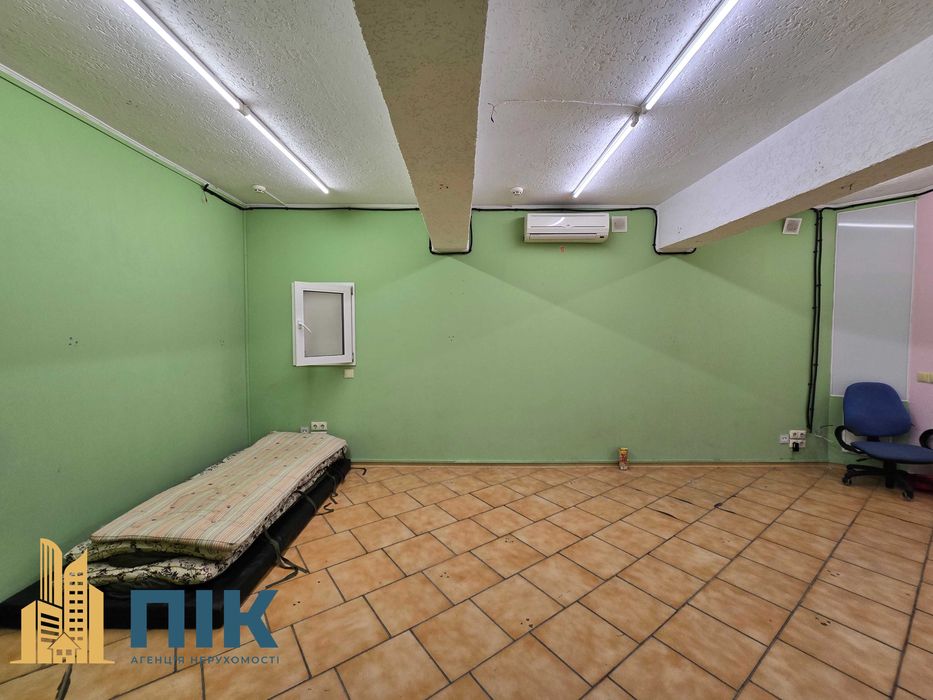 Без%! 110 м2,  підвальне приміщення (цоколь), є два фасадні входи.