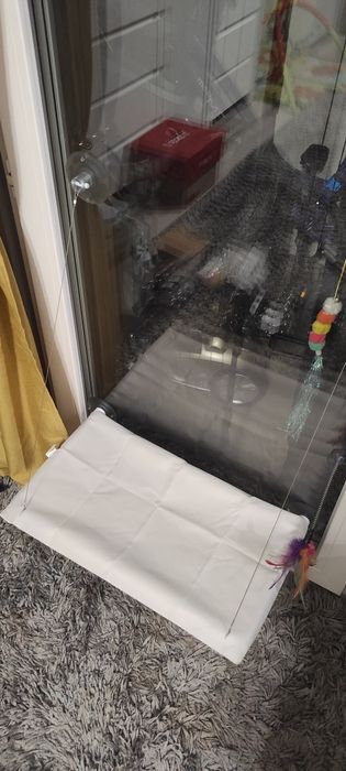 Leżanka legowisko dla kota okno balkon kafelki wiszące