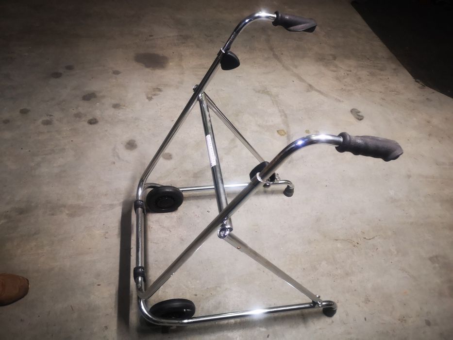 Andarilho articulado e fixo