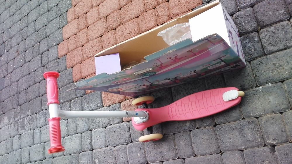 Hulajnoga trójkołowa różowa