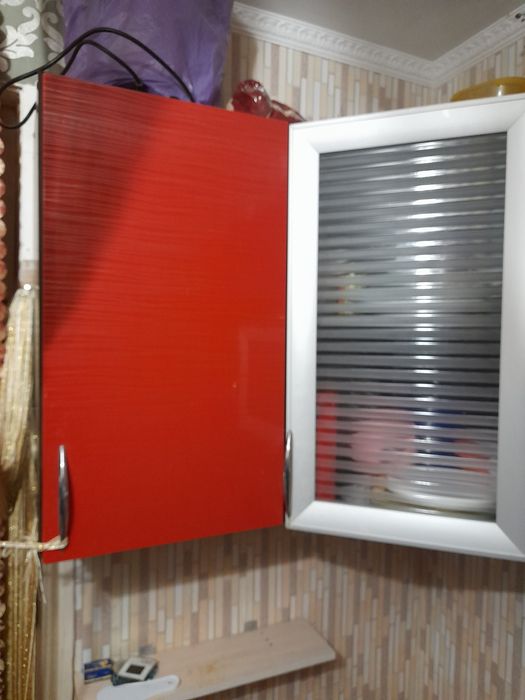 КУХНЯ  угловая. Красного цвета 5 шкафов