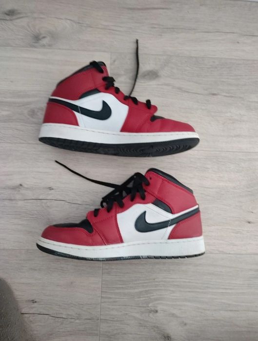 Air Jordan 1 Mid "Chicago Black Toe"