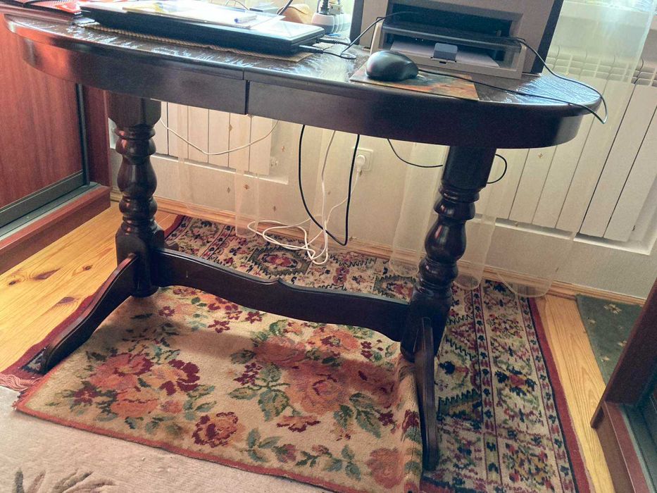 Обідній стіл і чотири стільці. Дерево. Розкладний