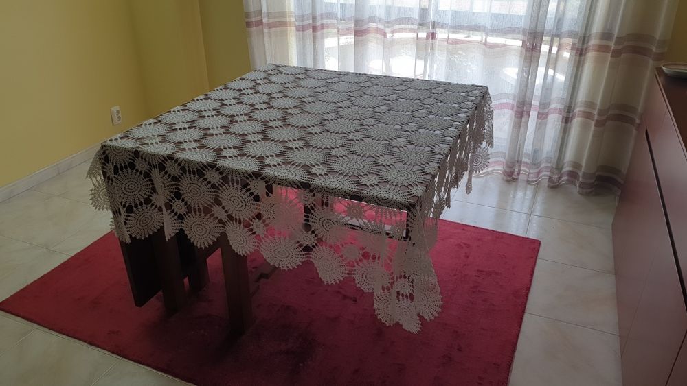 Toalha de Mesa em Crochê Branca feita à mão – Motivo Redondo