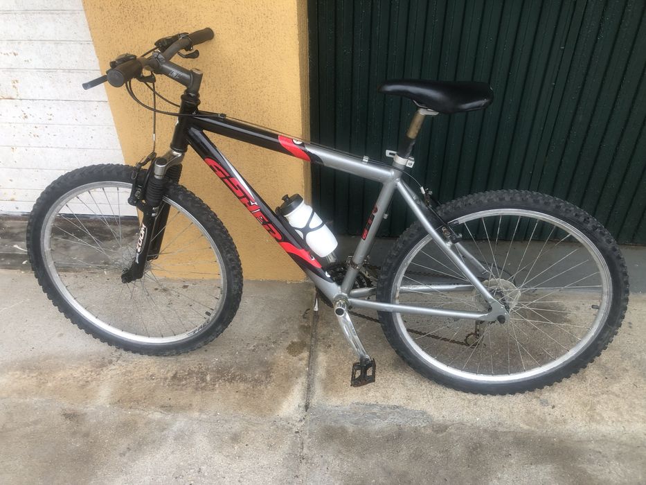 Bicicleta roda 26 com amortecedor á frente.