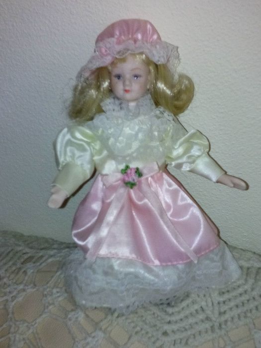 Bonecas em porcelana e uma da madeira