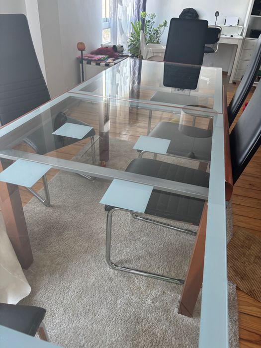 Mesa de sala vendo extensível da para 10 lugares tampo em vidro e madeira