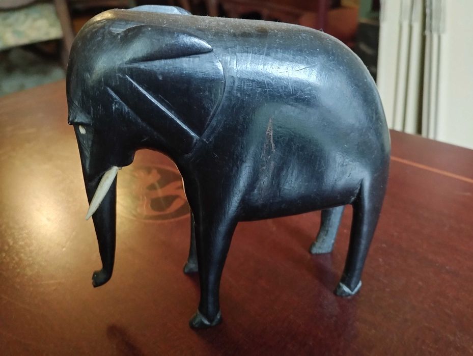 Dois elefantes de pau preto