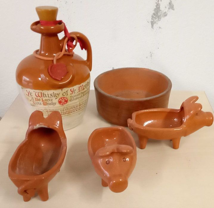 Porquitos, taça e garrafa em barro, tudo por 7€