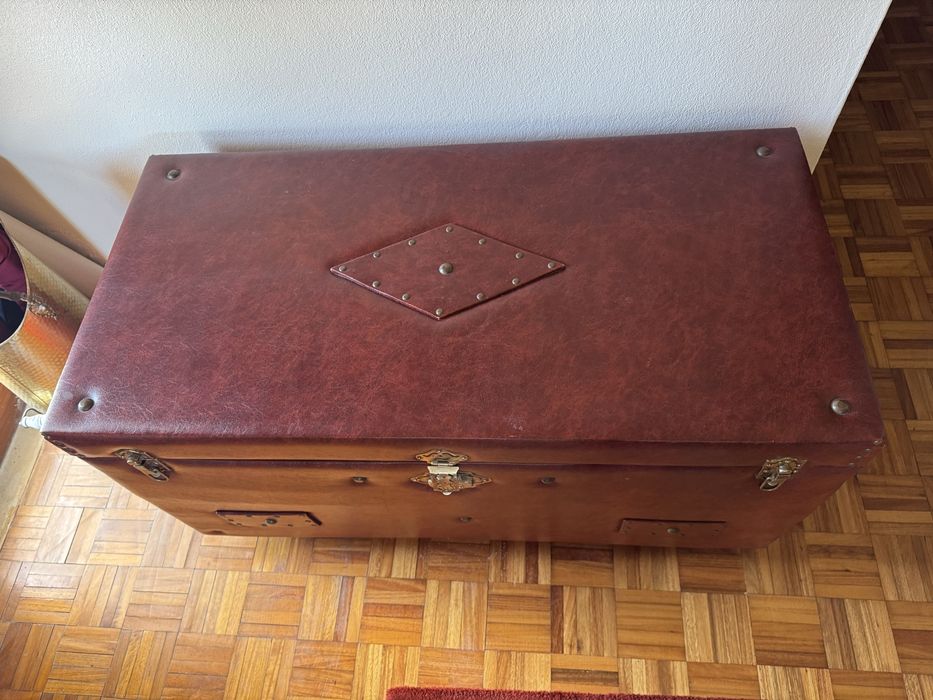 Arca em pele vermelha