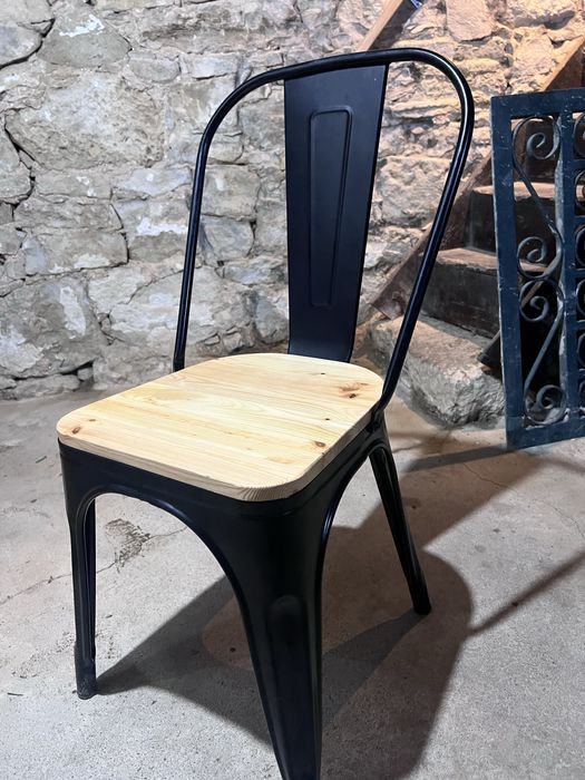 Mesa bistro e cadeira industrial