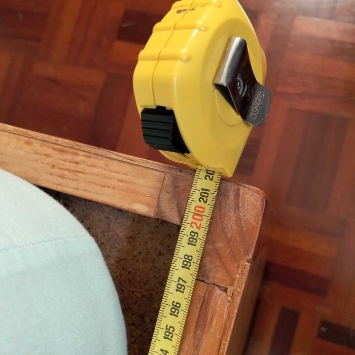 Camas individuais, somiers, com colchão, em pinho, muito bom estado, uma delas tem dois gavetões para arrumação