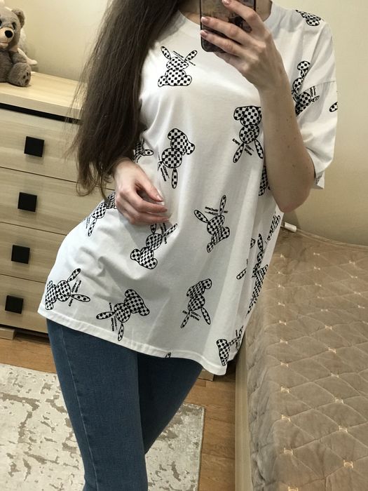 Біла футболка оверсайз з модним принтом чорних зайчиків довга, стильна