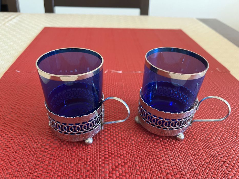 Copos azuis com suporte metálico