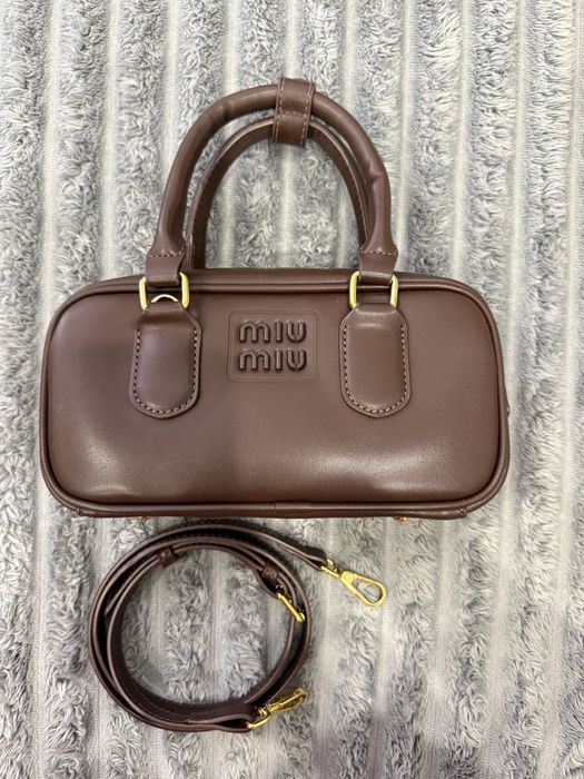 коричнева сумка miu miu