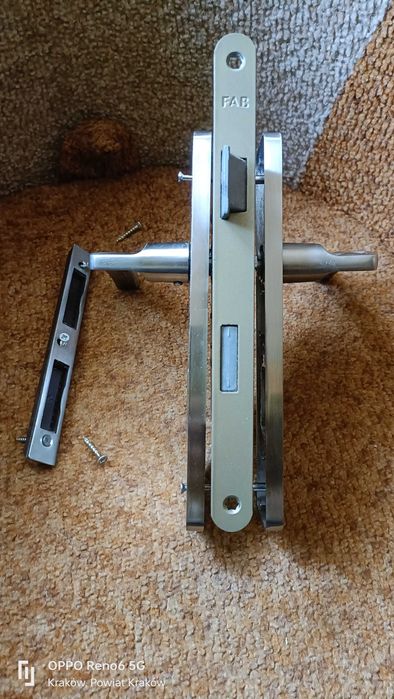 zamek do drzwi wewnętrznychz klamką osłonami