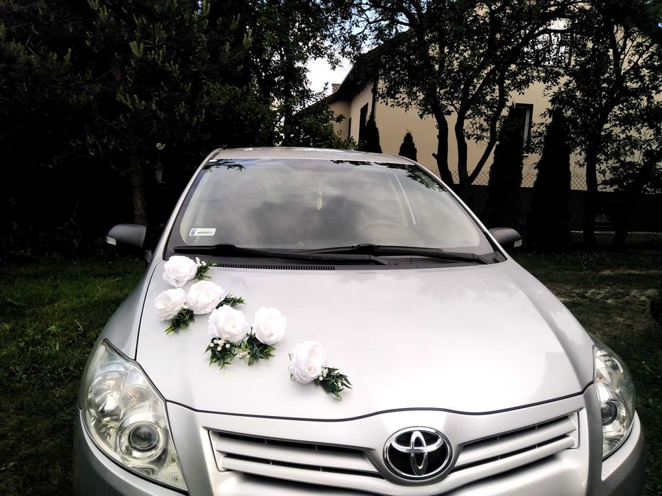 Dekoracja samochodu na ślub białe róże