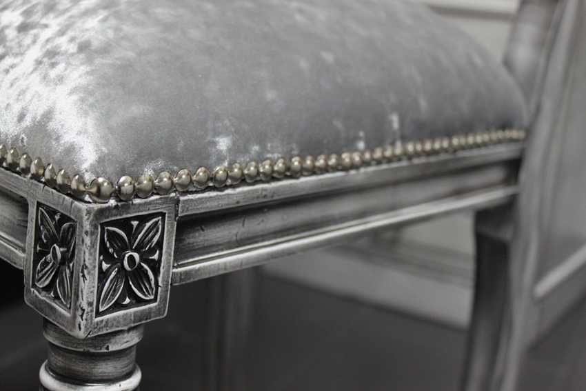 Quarto em decapê cinza