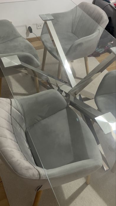 Mesa de jantar em vidro com 4 cadeiras