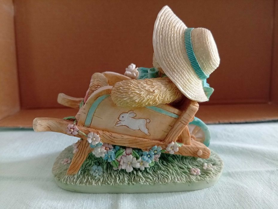 Ursinho em carro de jardim, com flores. Coleção Cherished Teddies.