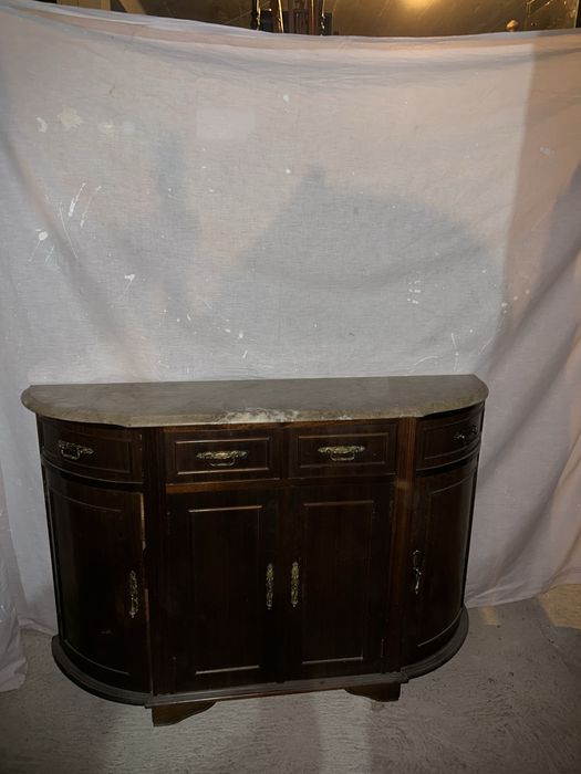 Aparador pequeno com pedra no topo