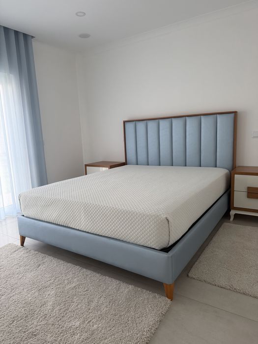 Cama de casal, mesas cabeceira e colchao