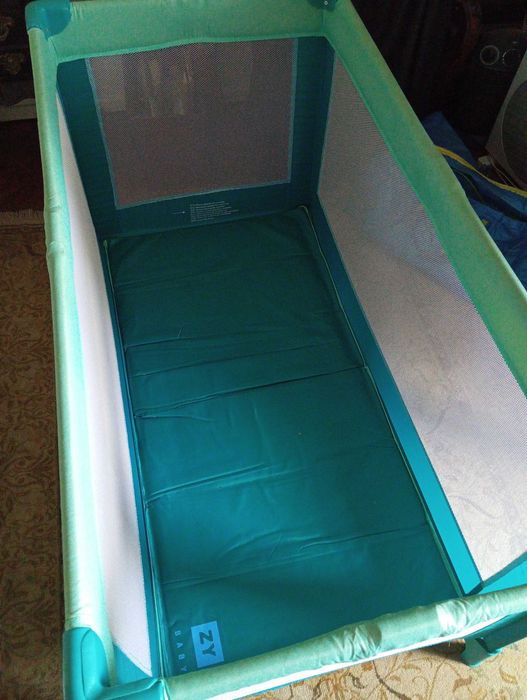 Cama de viagem com colchão e edredão