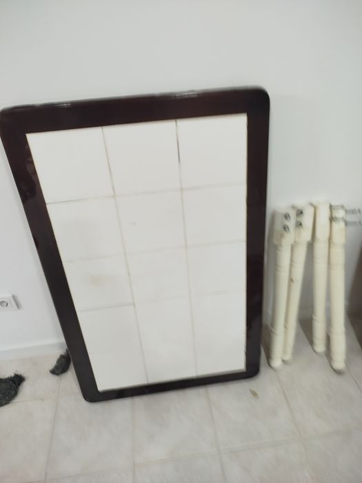 Mesa de cozinha em madeira maciça.