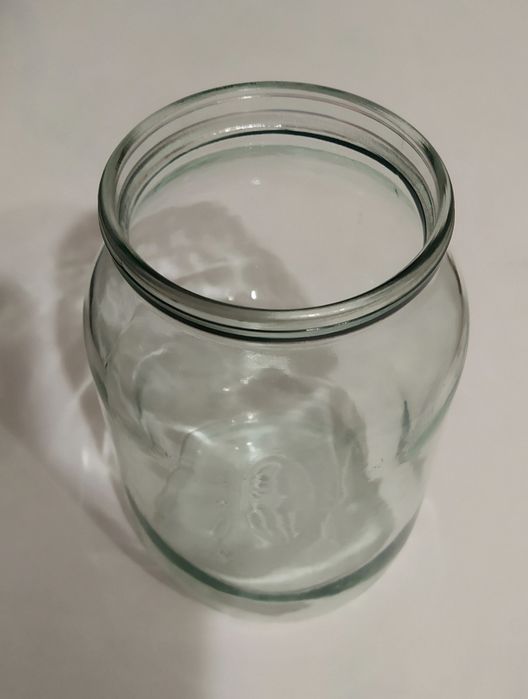 Банки скляні 0,5 та 1 літрові.