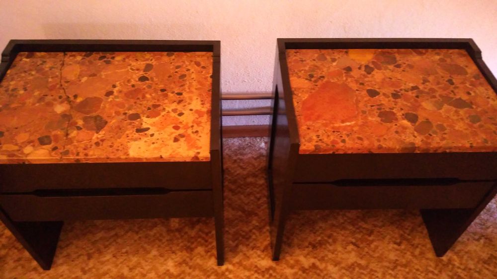 Cama c/ mesas de cabeceira.