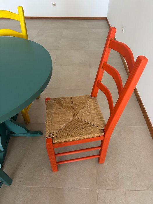 Mesa + 4 Cadeiras Coloridas – A alegria entrou na sala!