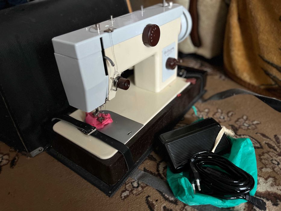 Швейна машина Чайка 142М з електроприводом та футляром-чемоданом