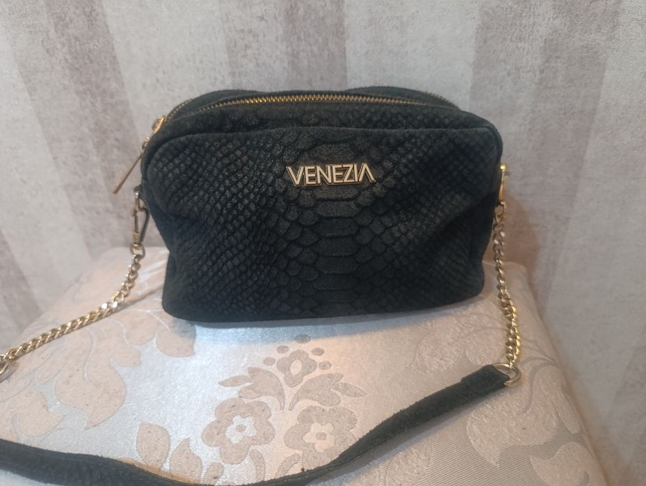 Torebka Venezia czarna skóra naturalna skórzana złoty łańcuch łańcusze