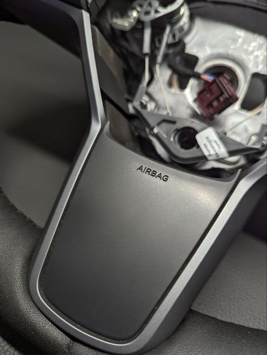 Перетягнуте кермо Tesla