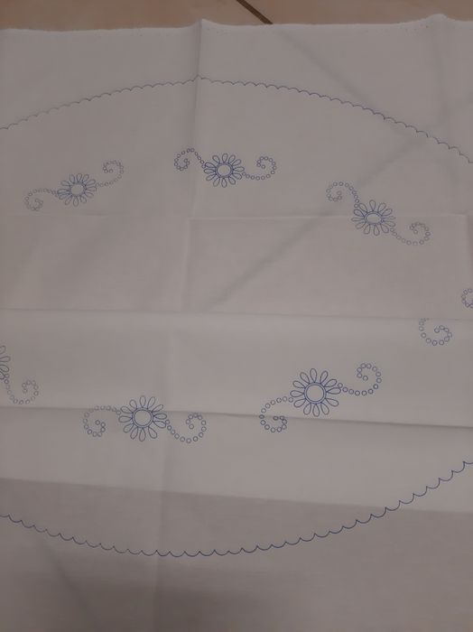 Naperons, panos, toalha com bordado desenhado