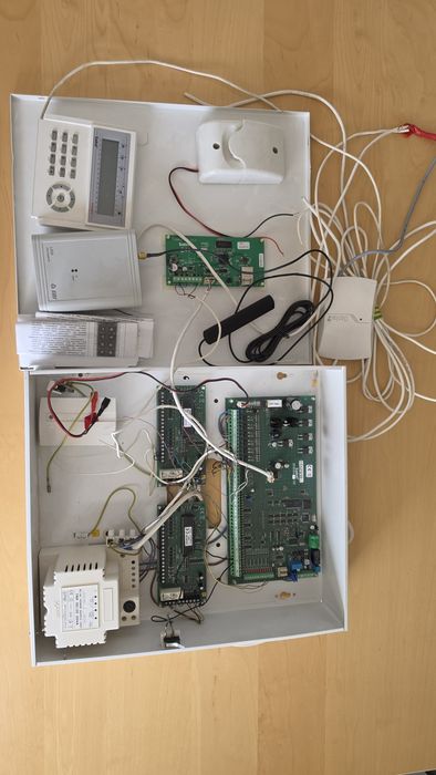 Satel Integra 128 z osprzętem
