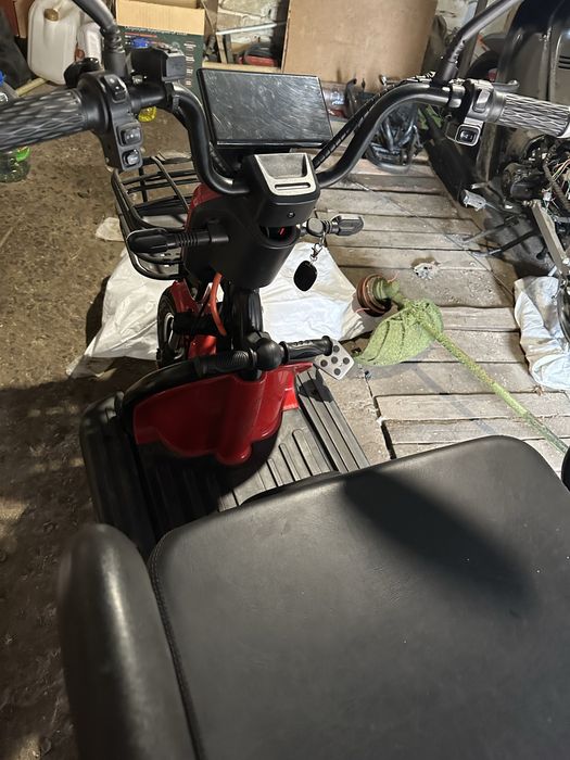Продам  красный трехколесный электроскутер Crosser TR1.