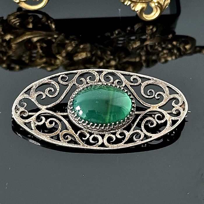 Srebrna broszka z naturalnym Szmaragdem z ok. 1950r próba 835