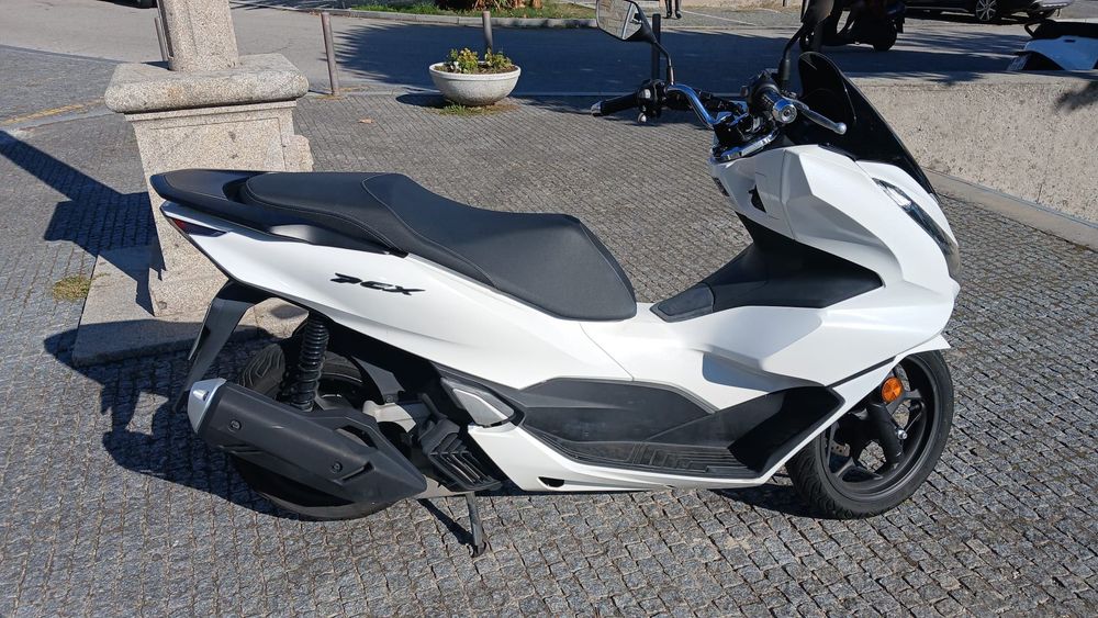 Vendo moto PCx 2023 , com 13 mil km , as revisões feita na Honda, moto de mulher .Como nova