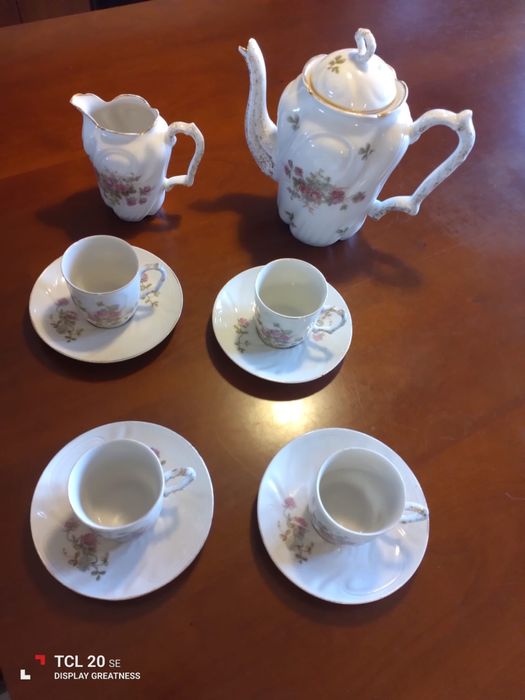 Conjunto de quatro chávenas com pires, bule e leiteira