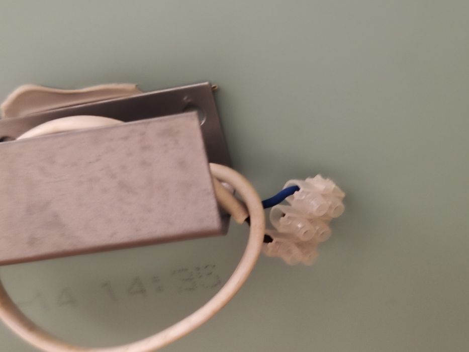 Espelho com luz integrada. Pequenos defeitos