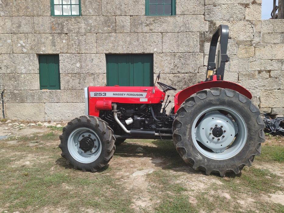 Trator Massey Ferguson 253 - troco por vinhateiro