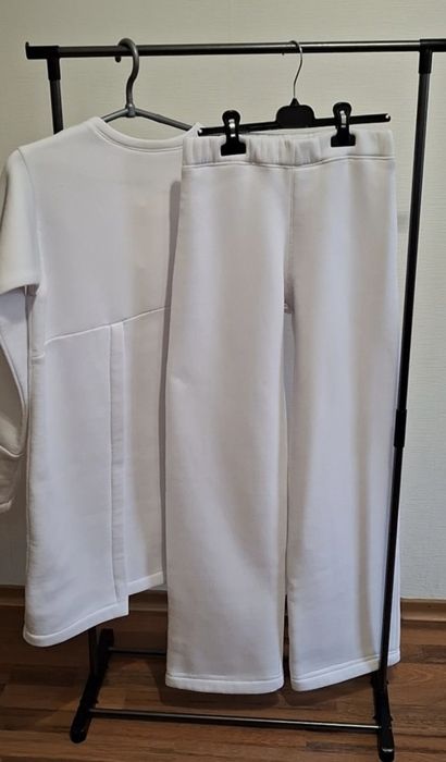 Продам на флісі теплий,новий, спортивний костюм. Стильний.