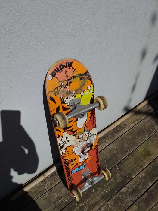 Skate completo (deck + trucks + rodas + rolamentos)
