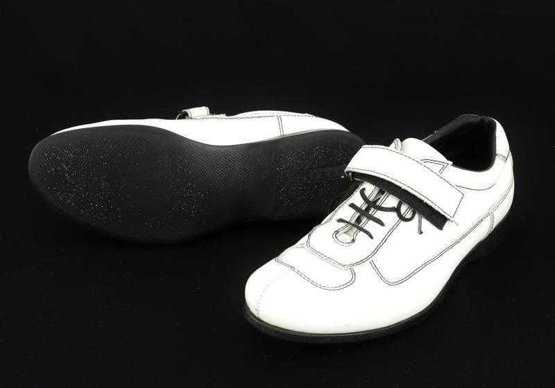 Sapatos em pele de cor branca - Prada
