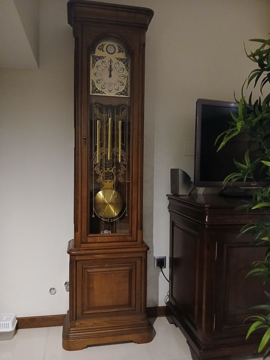 Relogio de pé alto, com pêndulo.